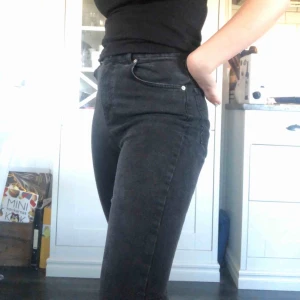  - Snygga jeans från NaKd. Frakt ingår i priset!!