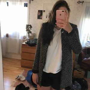  - Leopard mönster i grått, svalare kappa inför sommaren