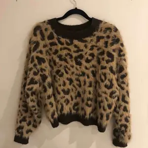 Stickad tröja i leopard mönster. I nytt skick. 