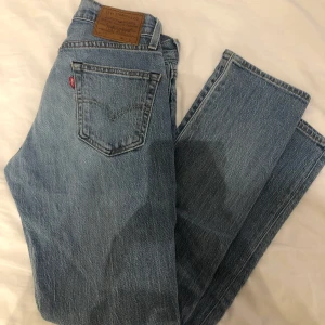 Levis Jeans - Säljer min brorsas as snygga och trendiga ljusblåa levis jeans!😍 de är perfekta nu till våren och sommaren. De är som nya, knappt använda! Ordinarie pris 1000kr, alltså säljer jag de för ett riktigt bra pris!👊🏼👊🏼