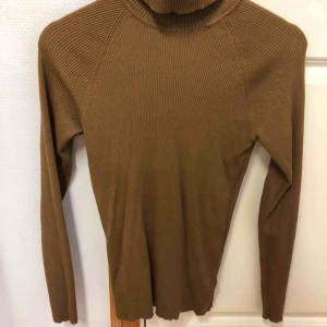  - Brun tight polo tröja i storlek XL, (men passar även L.) Inte alls använd många gånger, tröjan är ocksä k gott skick! Den är lite mer än ett år gammal, och sitter som en smäck på! 😊 Frakten får ni stä för själva.