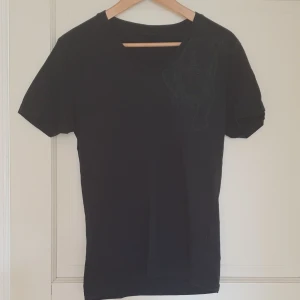 Selected t-shirt S/M - Snygg t-shirt från selected, står egentligen storlek L men passar mer som en S eller liten M. Fint skick. Finns i Göteborg, priset är med frakt! 