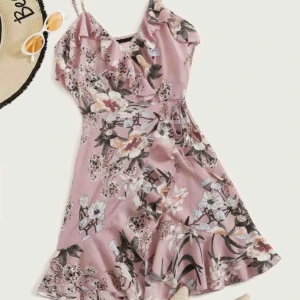  - Superfin klänning. Helt ny och säljer pga att jag köpte fel storlek.  Frakt ingår.