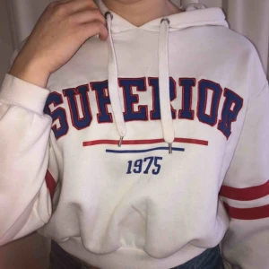 Vit hoodie - Vit hoddie i storlek L med texten SUPERIOR. Den sitter som en M. Kort modell. Bra skick. Kan mötas upp runt Göteborg. Åker runt en del, så kan även fungera i andra städer. Kan också posta om du står för frakten.