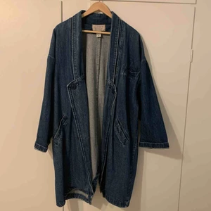  - Jeanskappa inköpt på second hand, favoritplagg som hängt oanvänd några säsonger. Behöver hitta en ny kärlek!