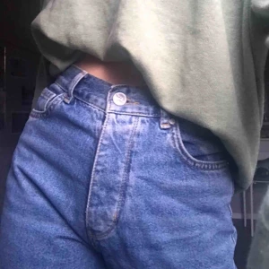  - Ljusblåa mum jeans, medium tighta, bra kvalitet. Priser går att diskutera. Jag är ca 163 cm byxorna slutar precis vid anklarna. Skriv om ni vill veta mer eller att jag ska skicka fler bilder på dem🥰💕