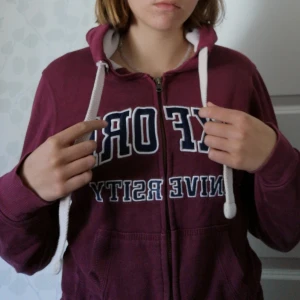 Oxford university hoodie S - Vinröd Oxford university tröja i storlek S. 