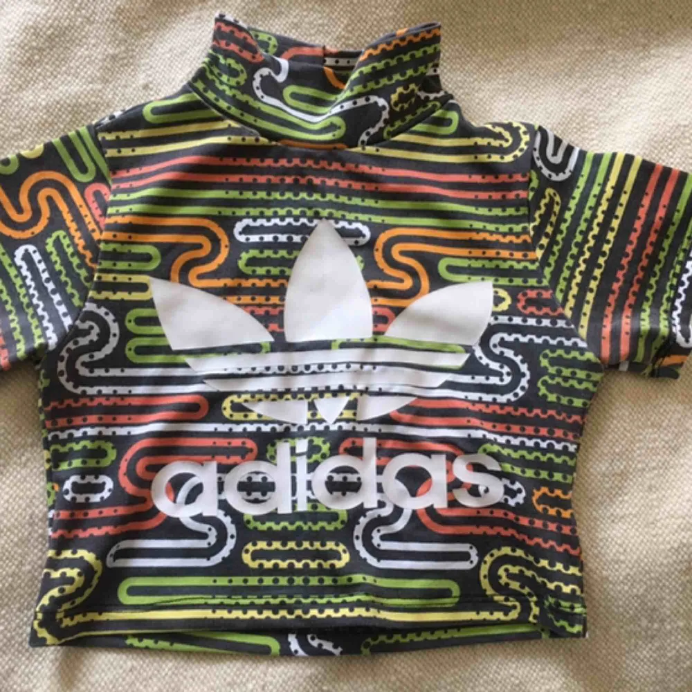 Fin crop top från adidas. Något urtvättad men i övrigt perfekt skick ✨ finns i Malmö eller skickas mot frakt :) . Toppar.