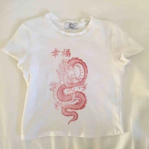  - En supersöt kinesisk drak-tröja från Bershka!  Den är M men sitter tajt på mig som har S/XS.  Kan skicka eller möta upp! Frakt är inte inkluderat💅🏼