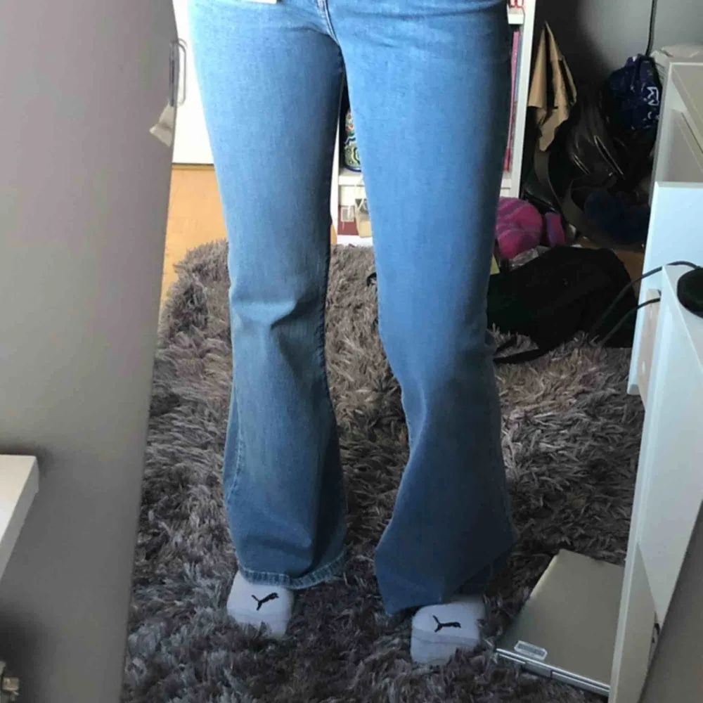 Helt nya bootcut jeans från bershka, endast testade! Jag är 165cm och har vanligtvis strl W27/L30.. Jeans & Byxor.