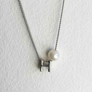 Halsband - Litet och gulligt halsband med bokstaven H samt en pärla. Skriv till mig vid intresse eller om du har några frågor☀️Fraktkostnad tillkommer! 