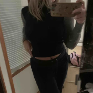  - Ribbad polo från zara, grå armar och marinblå fram och bak🥰🥰sitter fett bra och knappt använd. Skriv för fler bilder