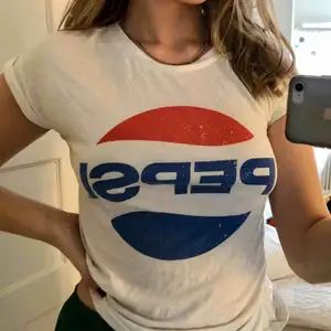 Cool t-shirt med Pepsiloggan som tryck ❤️💙