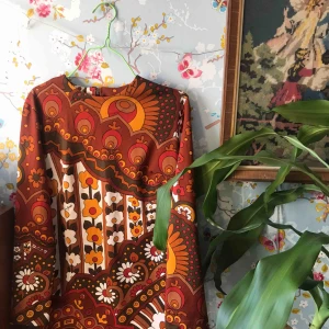  - En super fin retro klänning/tröja! Väldigt kort 🐅 betalaren står för frakt 42kr eller så möts vi om båda e friska :) 