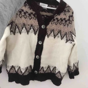Stickad zara tröja - En stickad tröja med uppknäppbara knappar från Zara barn. Storlek 164 men passar bra på mig som oftast bär S o XS
