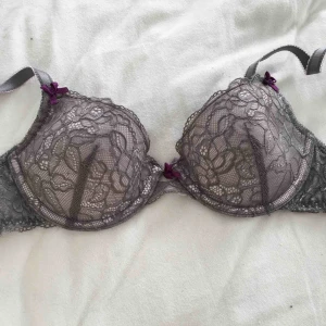  - Jätte fin bh med fina floral spets detaljer💜🌼 inte ofräsch på nåt sätt.