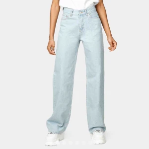  - vääärldens finaste byxor från junyard i modellen wide leg. endast använda en gång pga gillar inte passformen på mig!! Frakt ej inkluderat🦋 