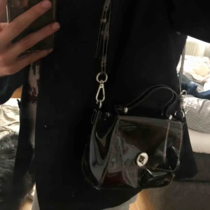 Väska - Säljer en mörk transparent väska från Zara för 100kr 💕 Kan fraktas för 63kr eller mötas upp i Falun😇 