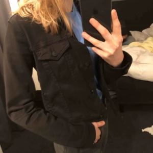  - Svart jeansjacka från Mango i fint skick. Storlek XS
