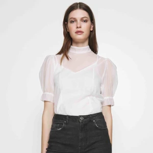  - Supercool och snygg topp från Weekday. Helt oanvänd, säljer för att den är lite för liten. Nypris 400 kr 🤩🤩