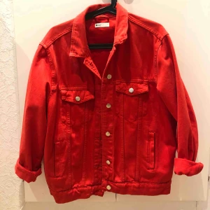  - Röd jeansjacka från Gina tricot.  Väldigt bra skick. Orginalpris 499kr, säljs till högst bud.