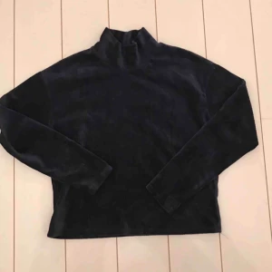 Polotröja - Jättefin mörkblå polotröja, använd max 3 ggr. Frakt ingår i priset💓