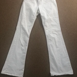 White Bootcut Jeans  - Säljer dessa snygga vita bootcut jeansen som är perfekta till våren & sommaren🌟🦋. Tyvärr är de för korta för mig då jag är 180cm lång. Bra skick. Frakten står du för. Skriv för fler bilder💜💜 