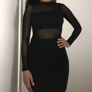 Klänning - En svart tight klänning som passar bra när man ska ut o festa. Köpt från Bik bok. Använd 1-2 gånger. Frakt tillkommer. 