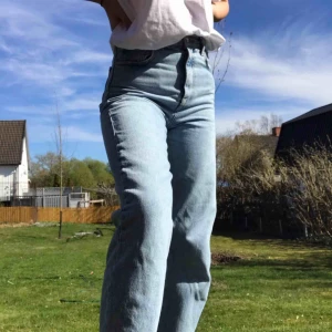  - 💙💙 Svin snygga mom jeans från ginatricot. Säljer pga att dom tyvärr har blivit för små för mig. Dom är i fint skick. NYPRIS: 500kr. Köparen står för frakten <3