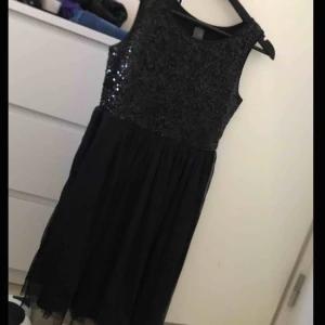  - Superfin festklänning: - Stl. 158/164 - I nytt skick - Använts endast en gång! - Pris: 120kr + frakt🛍