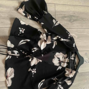  - Blus från Only, använd 1 gång. Knytning i midjan som knyts med band, så justerbart. Köparen står för frakten och skickas i postens blå kuvert! 