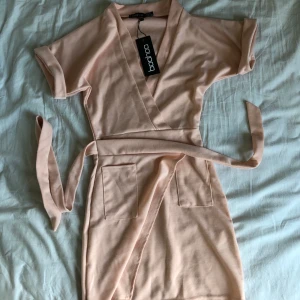 Klänning Strl XS - Sjukt fin klänning från Boohoo! Säljer för den var tyvärr för liten för mig. 