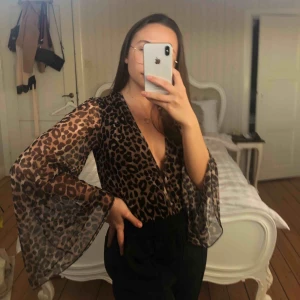  - Skit snygg leo body från Gina Tricot 