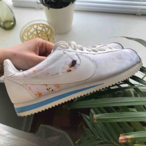  - Nike Cortez Limited edition cherry blossom. Använda fåtal gånger. Liten storlek 39, priset går att diskuteras vid snabb affär. Köparen står för frakt🌞