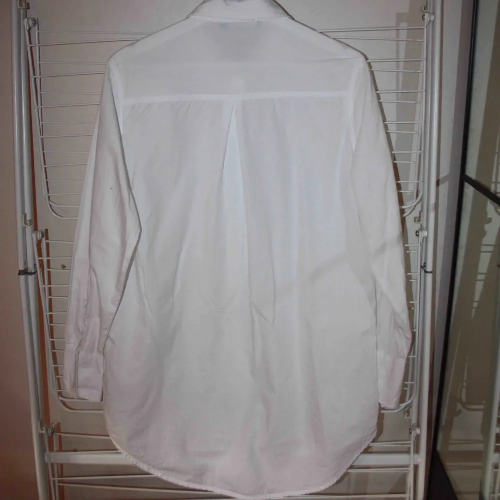 Vit skjorta från BIKBOK i storlek small. Använd ett fåtal gånger. Är i fint skick. Frakt kostar 59kr. Skjortor.