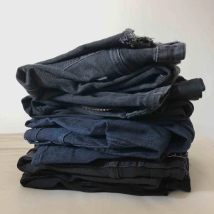  - Ett gäng jeans. Alla är väldigt små i storleken (jag har vanligtvis S i alla kläder men dessa var verkligen tajta och korta så de passar någon som vanligtvis har XS/XXS i kläder). Frakt tillkommer om de ska skickas.
