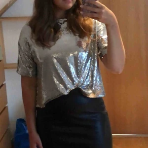  - Weekday paljett topp endast använd 1 gång. Bred halsring och boxig modell. Stor i storleken. Köparen står för frakten🌟🌟