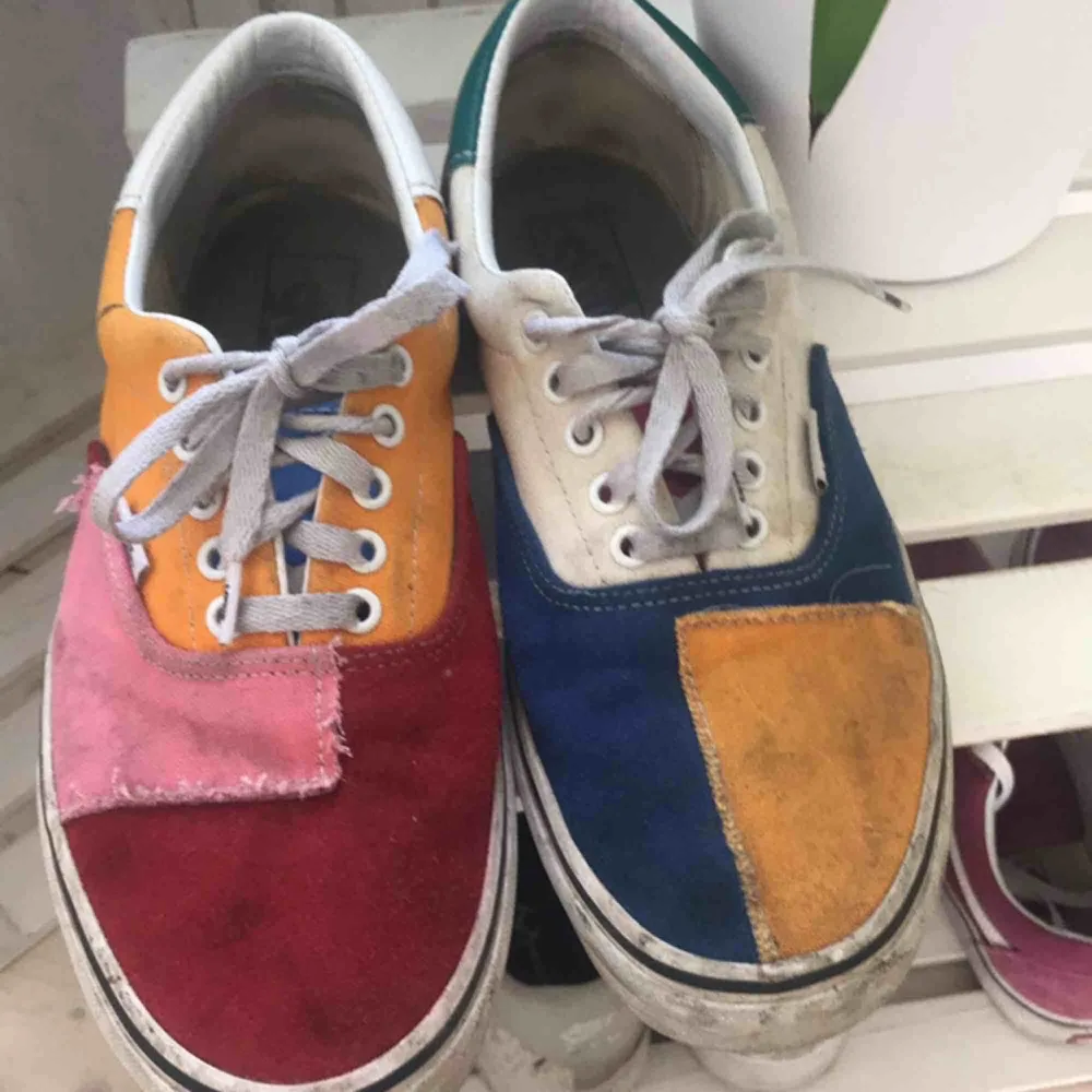 Säljer dessa somriga skor då dom inte används längre! Dom är väldigt smutsiga för tillfället, men kan tvätta dom innan köp om så önskas.   Priset går att diskutera!. Skor.