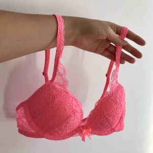  - Neonrosa bh från Hollister. (Frakt tillkommer om den ska skickas)