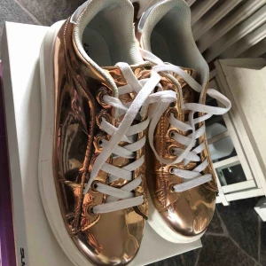  - Fina skor som inte kommer till användning, nästa aldrig använda, färgen guld 