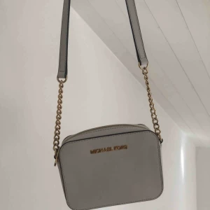  - En  vit helt äkta michael kors väska i väldigt fin skick, super fin nu till sommaren.