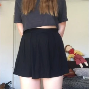 Svart minikjol - Säljer denna enkla fina kjolen från asos! ❤