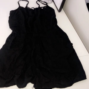 Svart playsuit - Svart playsuit med fickor från okänt märke. Frakt ingår🌸