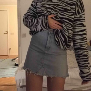  - Den perfekta jeanskjolen från Monki! Högmidjad och såå fin passform! Perfekt nu till vår och sommar!