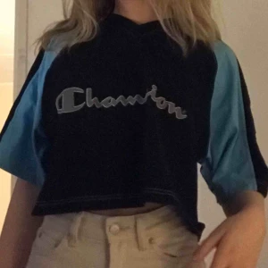  - En sååå cool tröja från Champion. Har så många och coola detaljer på sidorna. Säljer pågrund av att det inte riktigt är min stil längre. Inte använd mycket alls, superbra kvalitet!Kom privat om du vill ha mer detaljerade bilder.