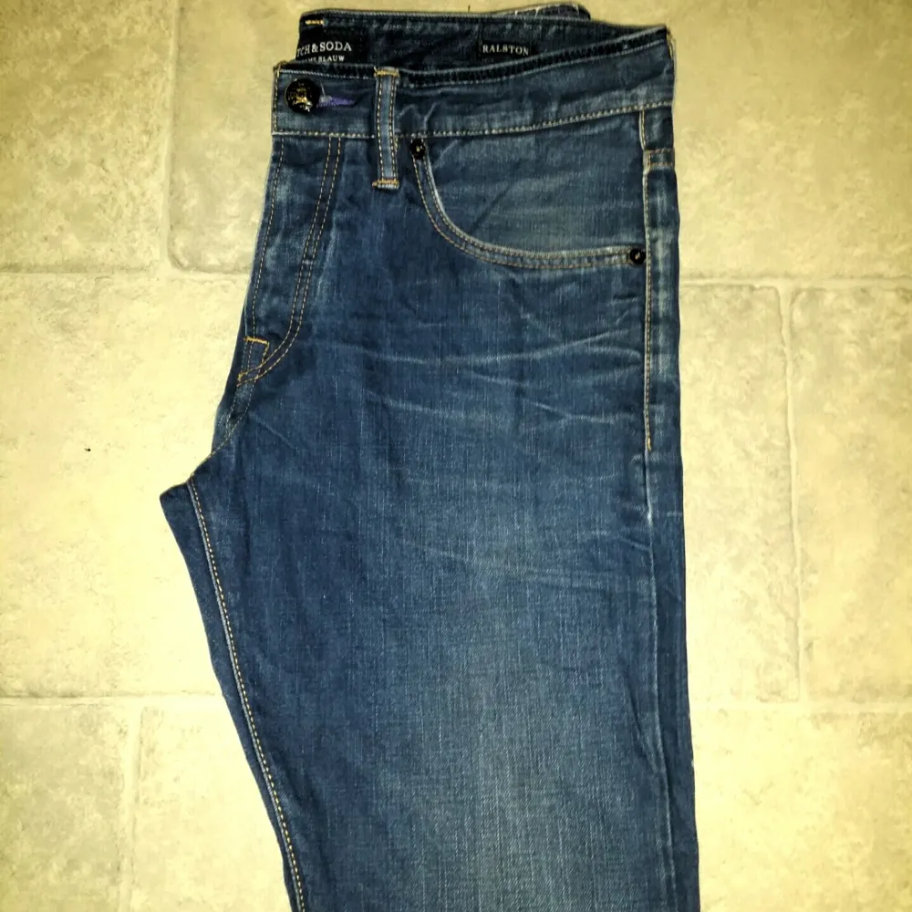 scotch and soda amsterdam blauw jeans. Har använts ende men är i fint skick. Ett par riktiga kvalitets jeans med riktigt fina detaljer. STOELEK 32/34. 50sek plus frakt.. Jeans & Byxor.