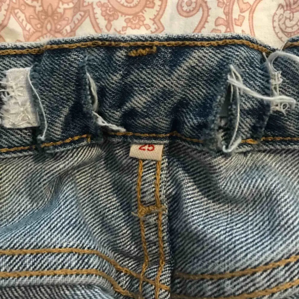 Fina jeans från levis som är använda många gånger men har inga synliga defekter. Har satt ett resorband i midjan för att de ska vara tajtare men det kan klippas bort. Passar en XS. <3 Frakt = 88kr. Jeans & Byxor.