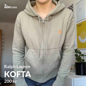  - Skön kofta från Ralph Lauren med snygga detaljer som en liten slits i sidan. Modellen är ganska boxig vilket gör tröjan unik. Storlek S. Fri frakt🥰
