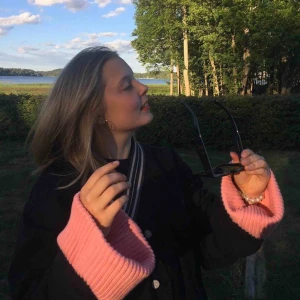  - säljer min blå/rosa/röd stickade tröja med lite vida ärmar!! Säljer för den inte kommit till användning bara💜