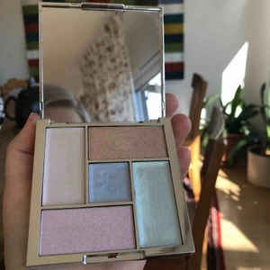  - Highlighterpalette från Sleek. Måttligt använd,man kan se tydligt hur mycket som är kvar på bild 2. Desinfekteras såklart innan jag fraktar.